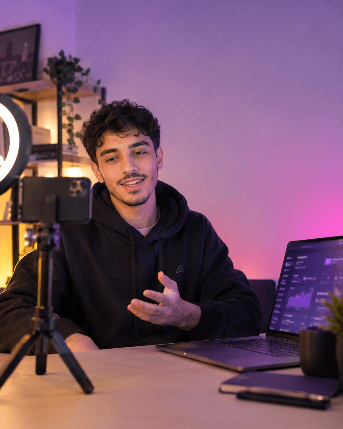 Créateur de contenu filmant une vidéo pour une marque, tableau de bord Kolab ouvert sur son ordinateur
